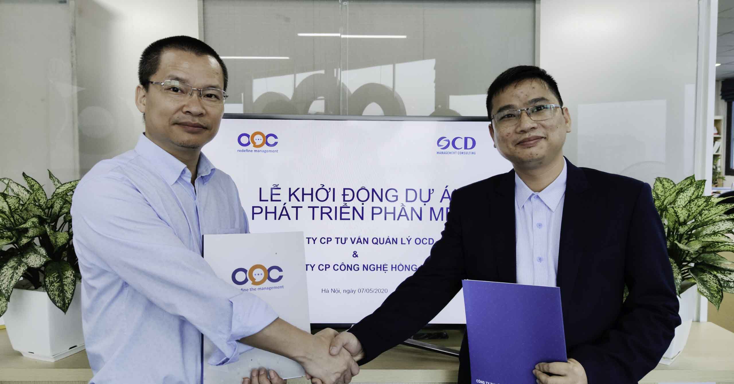 Đại diện hai công ty: ông Tăng Văn Khánh và ông Phạm Quang Huy tại buổi Kick-off