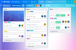 Trello sử dụng giao diện kéo và thả để tổ chức công việc thành các bảng và thẻ