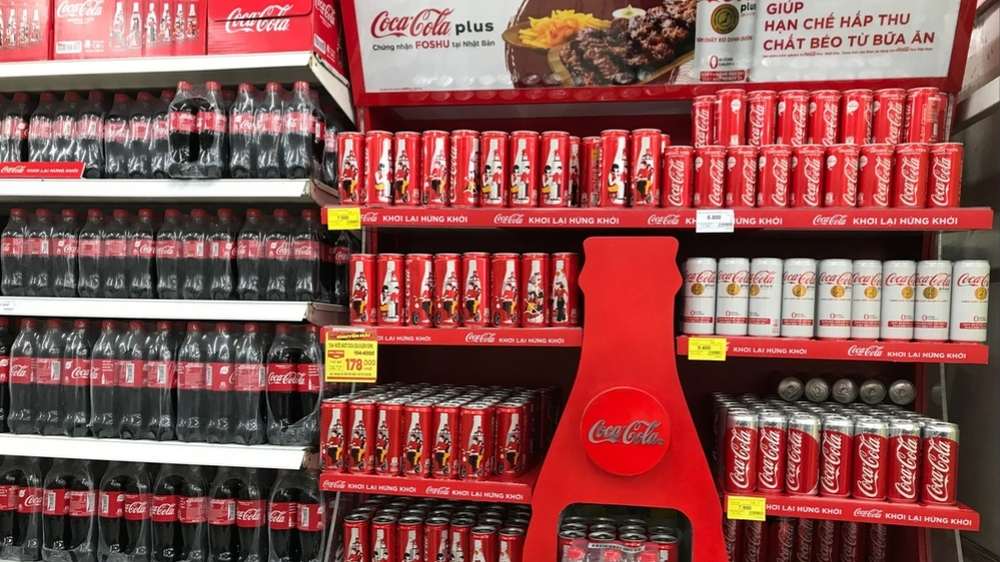 cocacola sản phẩm trên kệ hàng