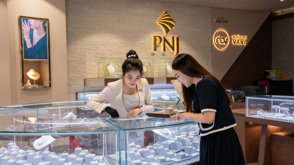 Khách hàng nữ của PNJ